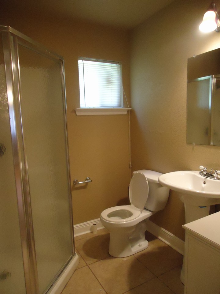apartment full sized bath